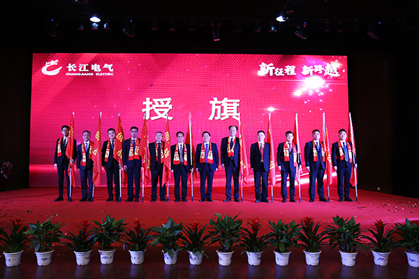 党员突击队授旗