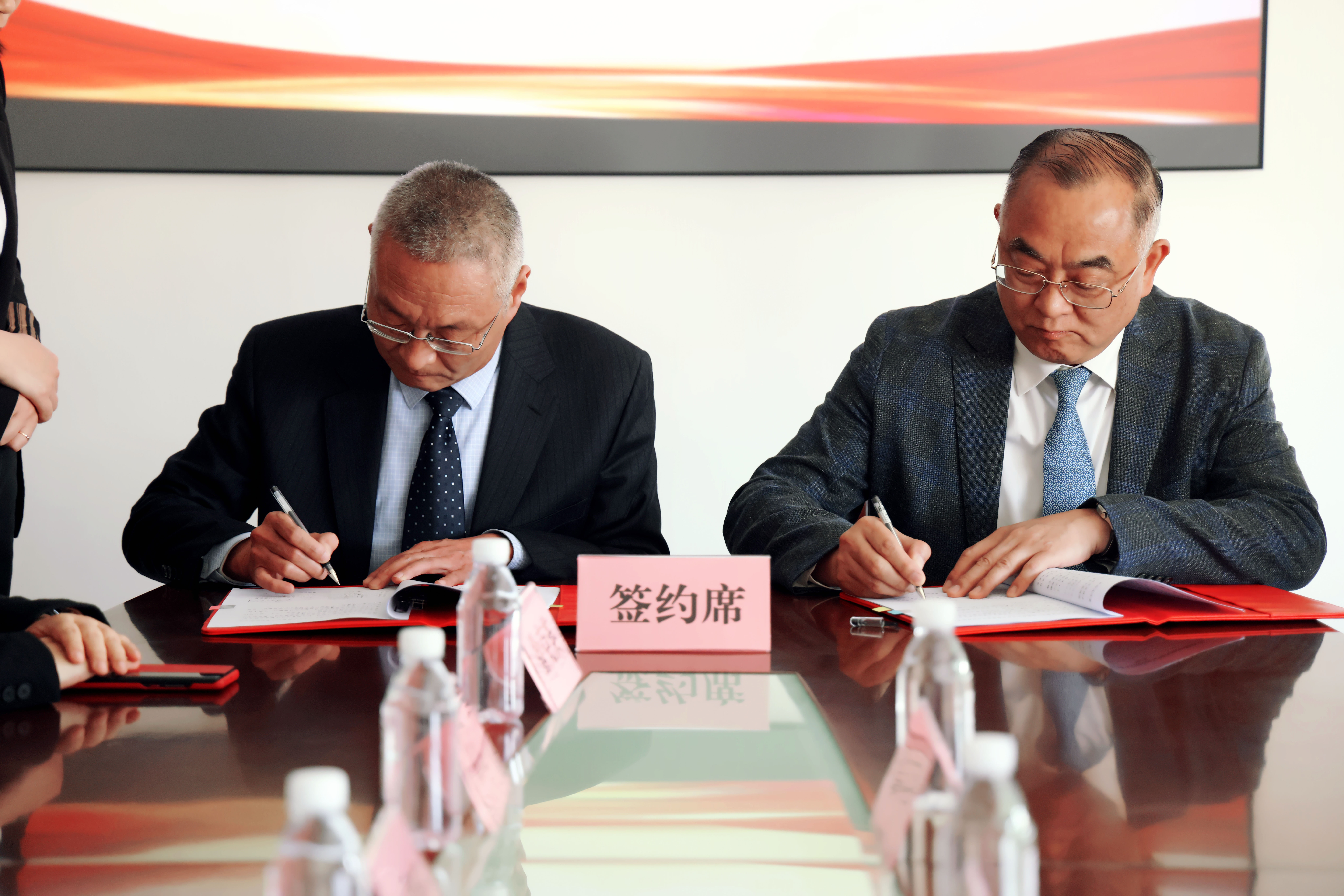 特聘“名譽(yù)院長(zhǎng)”傅傳剛教授續(xù)約儀式
