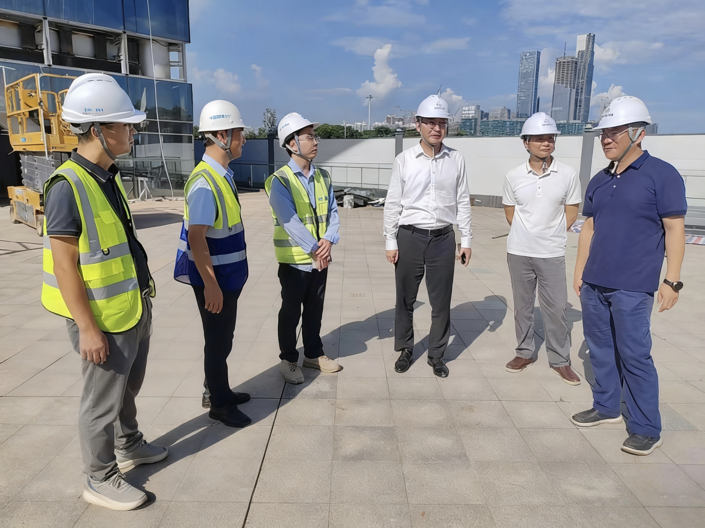 深圳市南山區(qū)建筑工務署署長王江一行赴中建照明十五運會深圳灣體育中心泛光照明工程調研指導