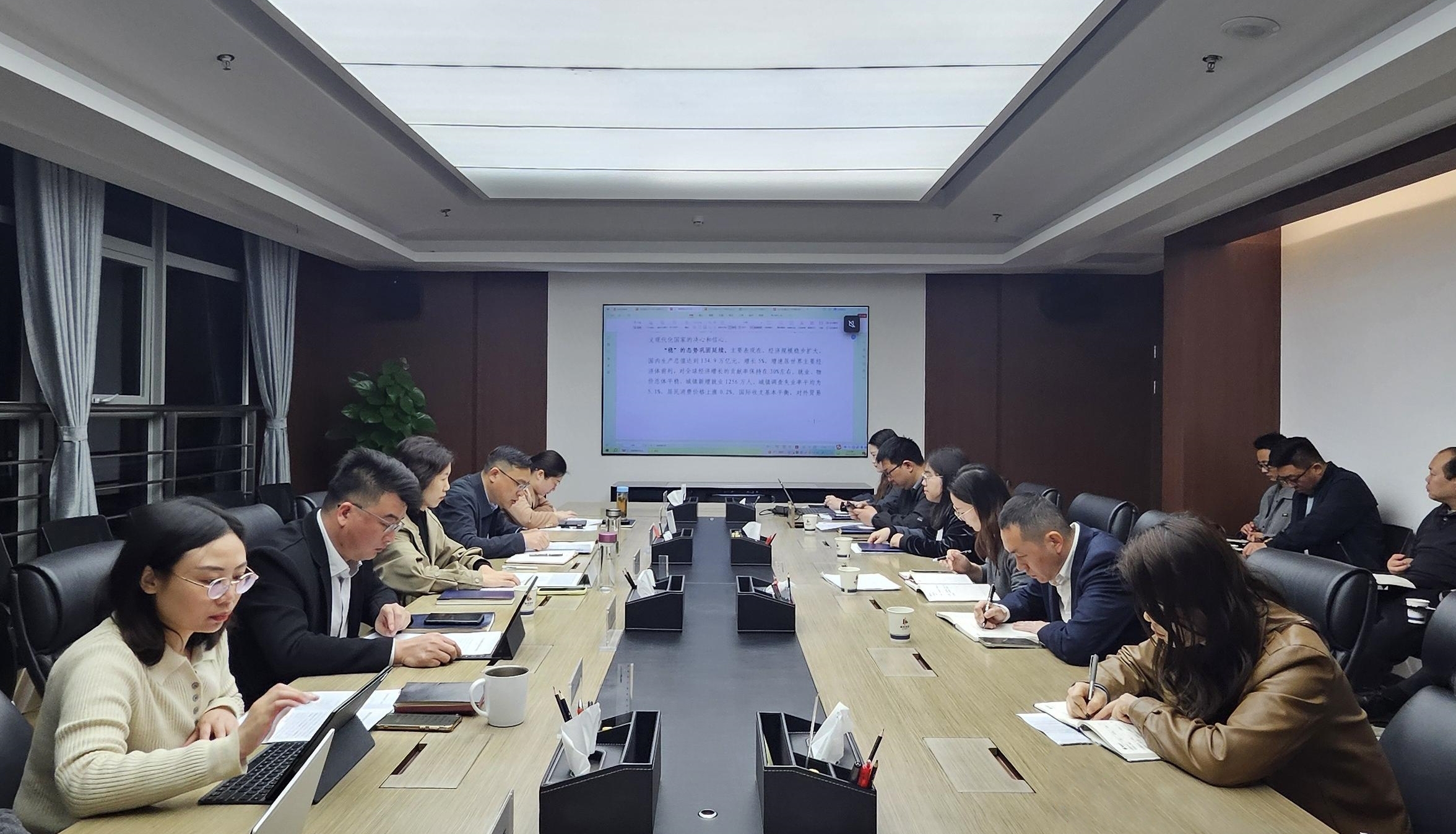 房投公司召開深入貫徹中央八項規(guī)定精神學(xué)習(xí)教育部署會