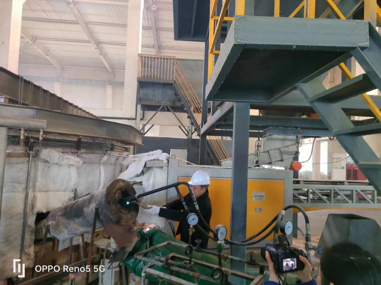 新疆某客戶35噸鈉鈣玻璃電熔爐順利投產