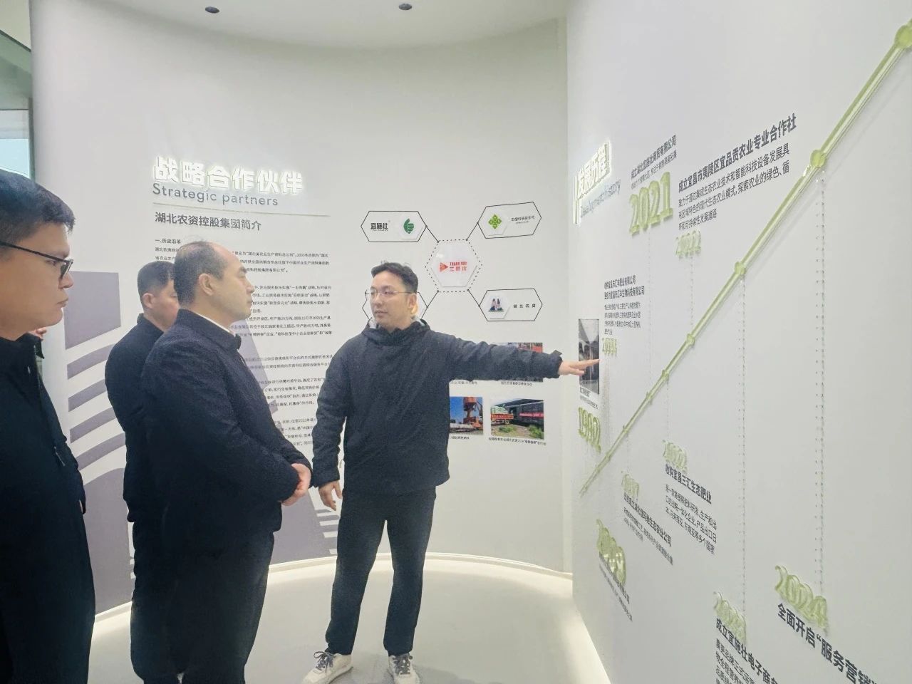 宜昌市副市长崔伟宁莅临我司进行调研指导工作