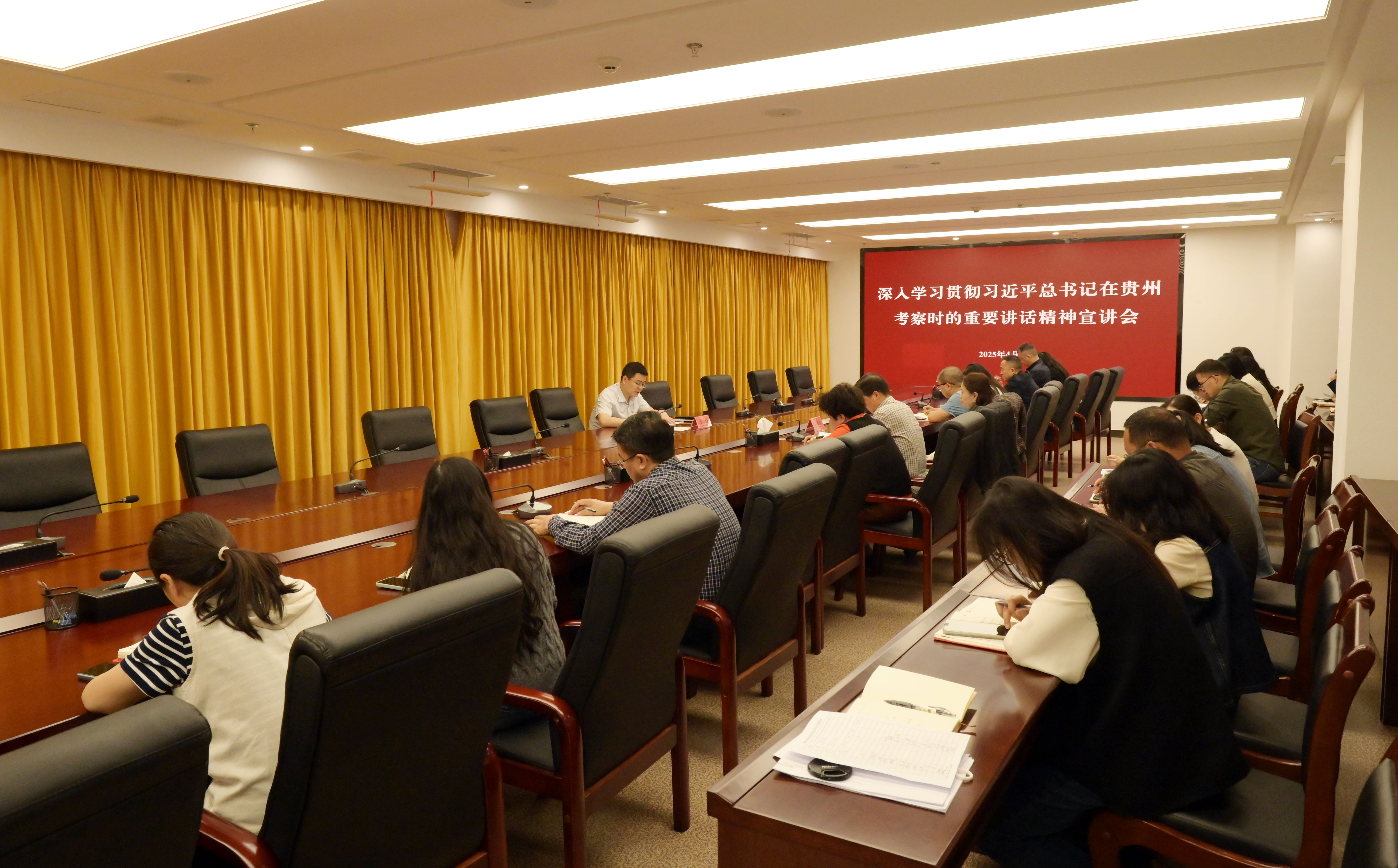 饒敦在公司機(jī)關(guān)黨支部宣講習(xí)近平總書(shū)記在