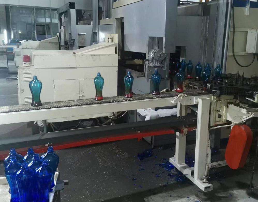江蘇金典46噸精白改藍色酒瓶玻璃電熔爐順利投產