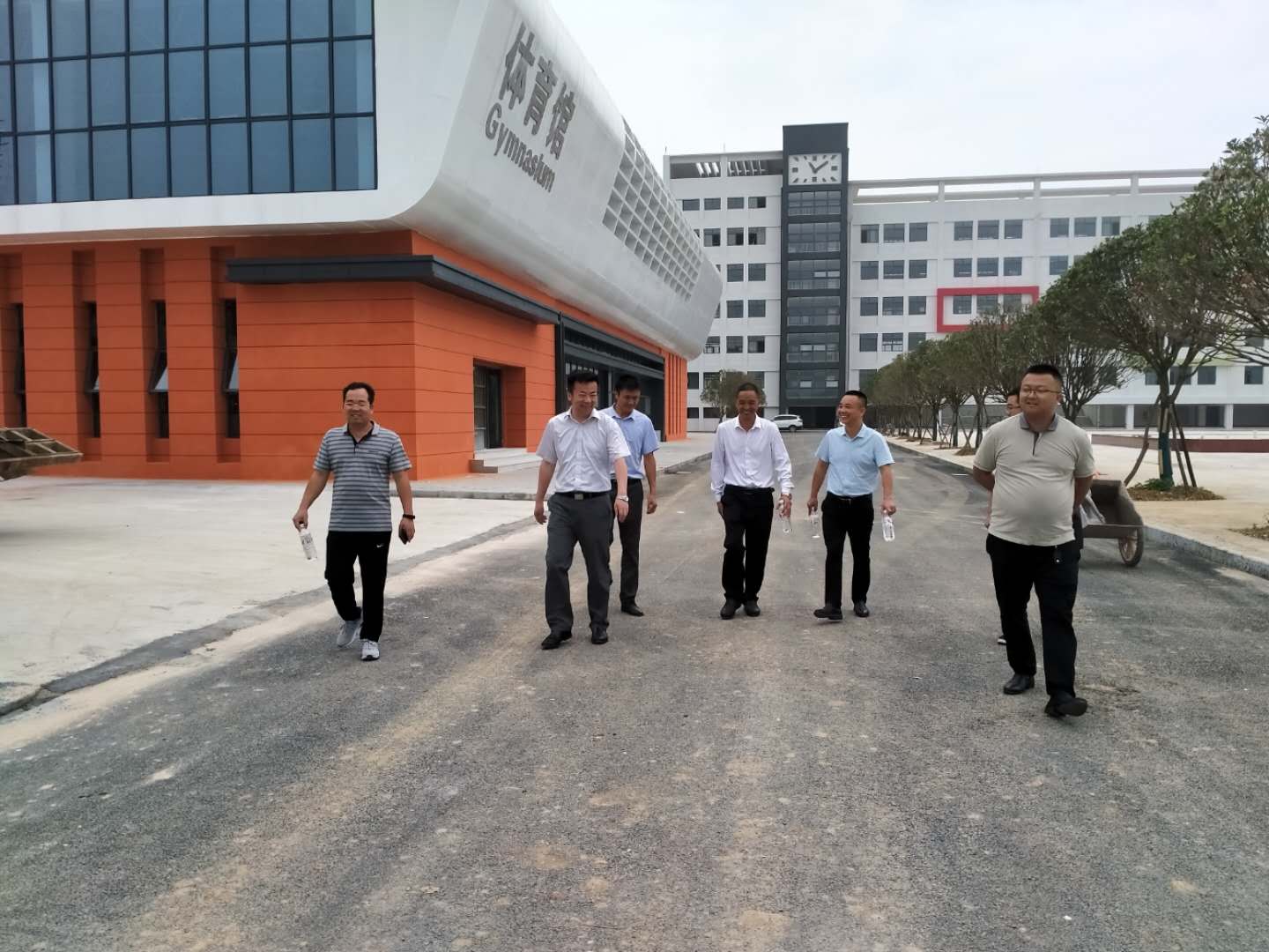 福泉市人民政府王橋順副市長到堡子小學(xué)調(diào)研項(xiàng)目工程建設(shè)掃尾工作