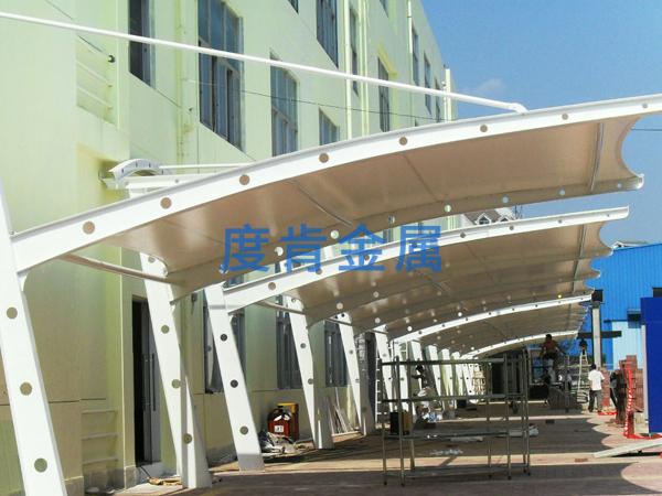 斜拉型膜結構車棚