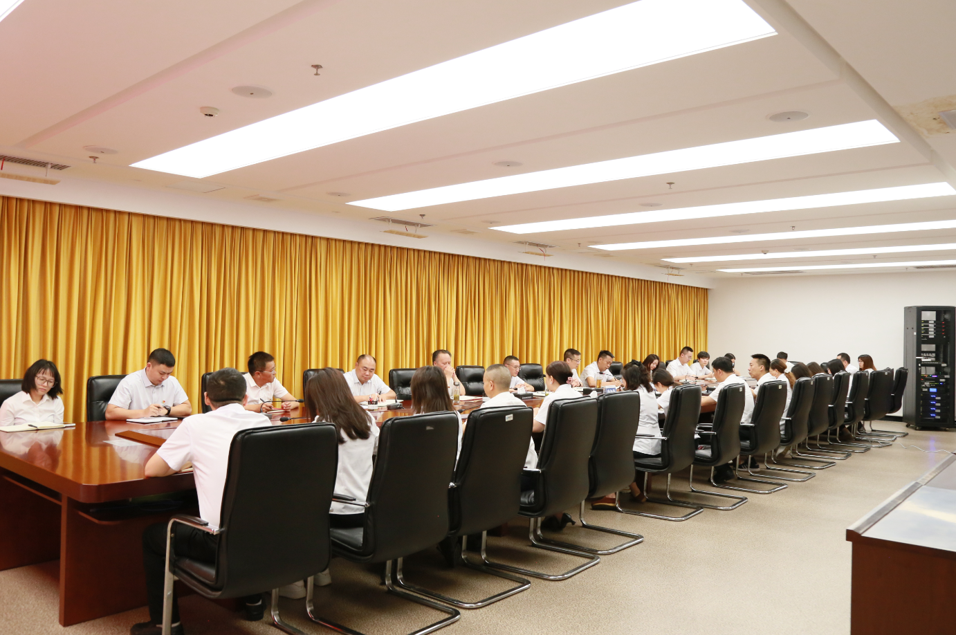 李萬銀到水建公司調(diào)研并開展深入貫徹中央八項(xiàng)規(guī)定精神學(xué)習(xí)教育專題黨課