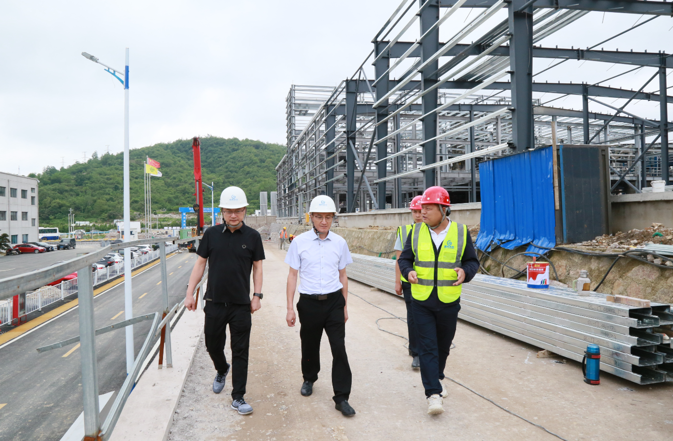 李万银到水建公司生产建设一线宣讲调研