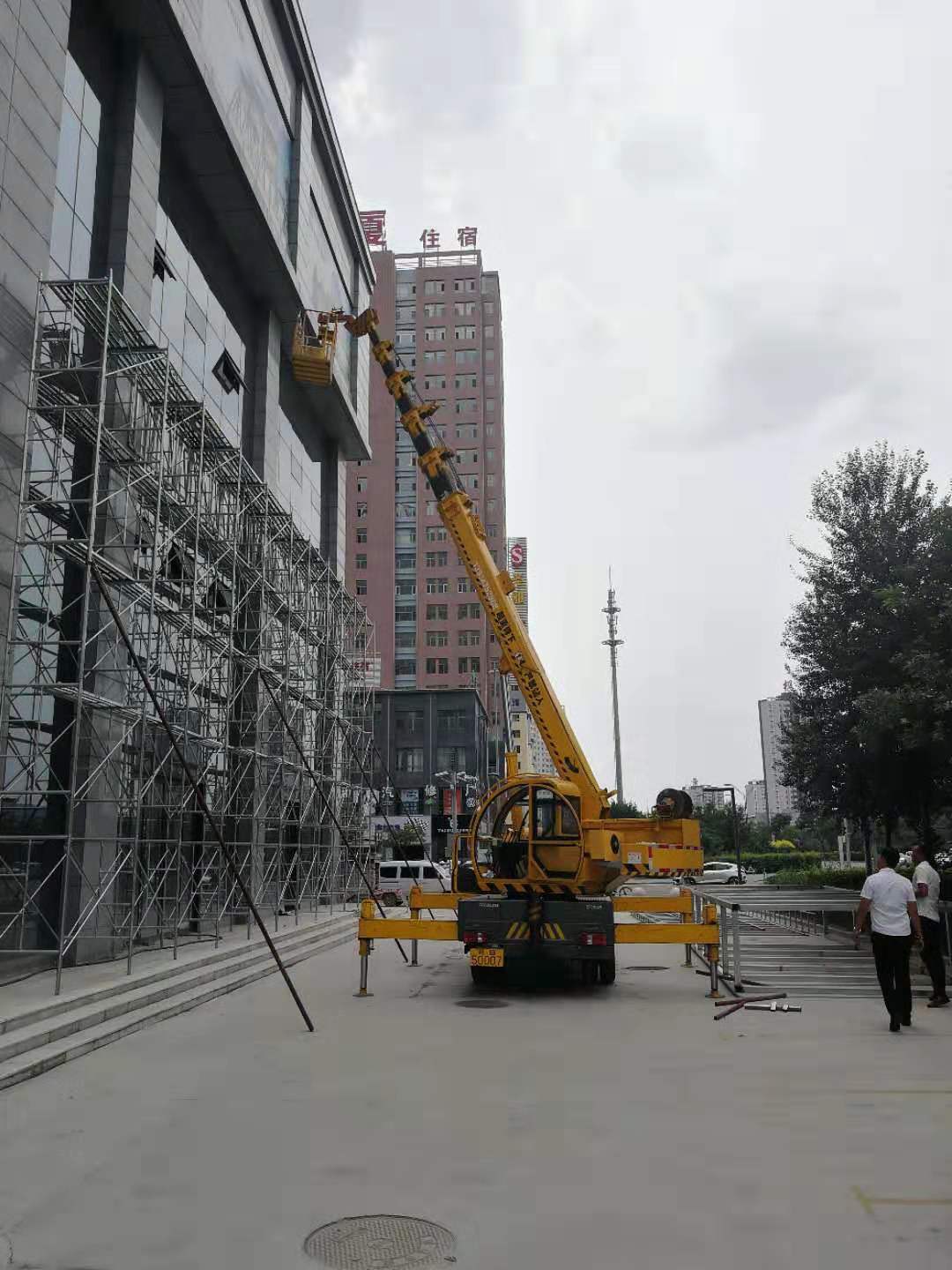 山西大同客戶凱馬8噸汽車吊高空作業(yè)施工