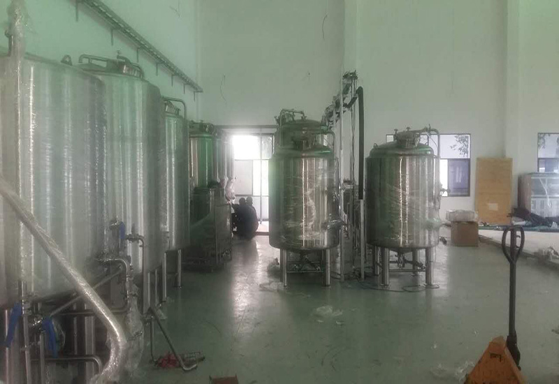 2015年 9月越南1000L 精酿啤酒设备交钥匙工程完成安装
