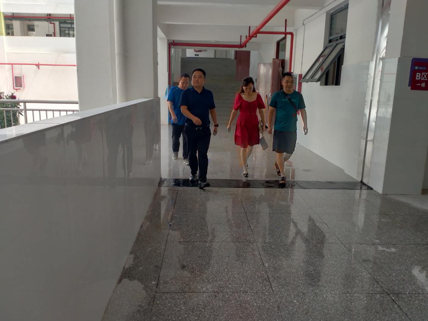 福泉市人民政府王橋順副市長到堡子小學(xué)調(diào)研項(xiàng)目工程建設(shè)掃尾工作