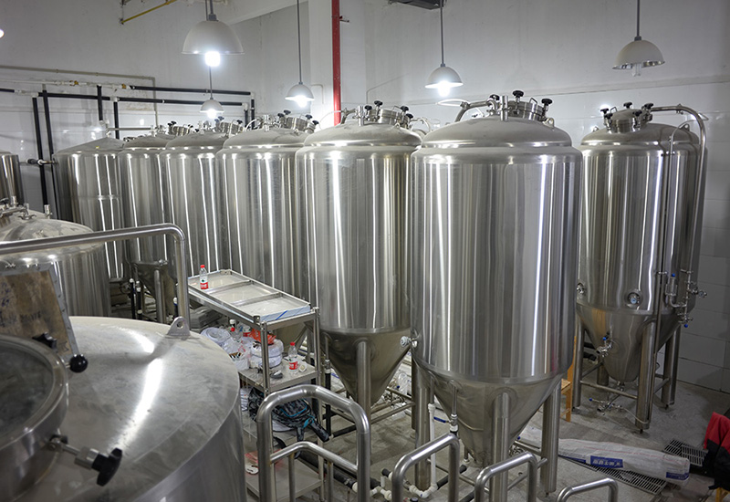 2014年9月  武汉1200L精酿啤酒交钥匙工程完成安装