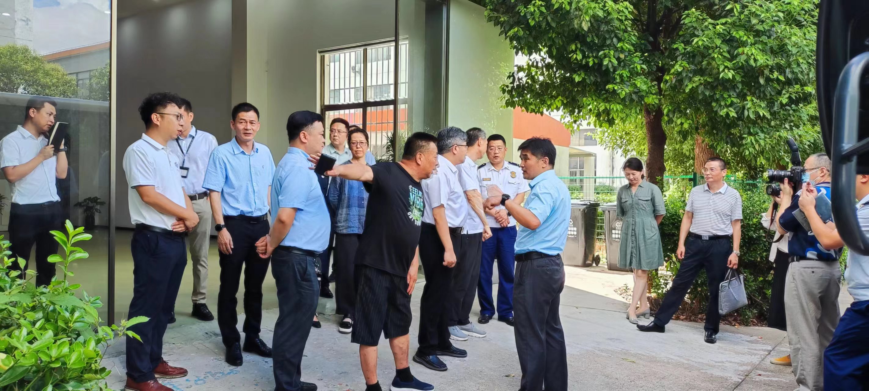 熱烈歡迎上海市松江區(qū)領(lǐng)導(dǎo)一行蒞臨我司參觀指導(dǎo)！