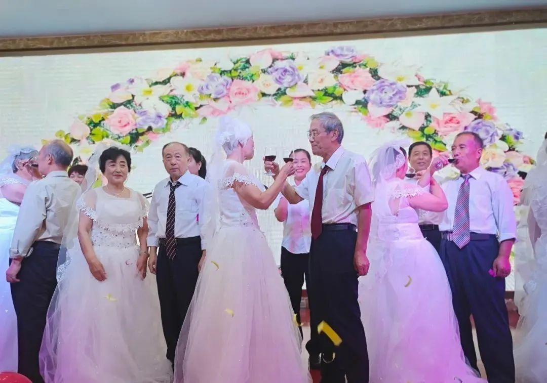   龍壽山生態(tài)園“ 七夕 ”金婚慶典 
