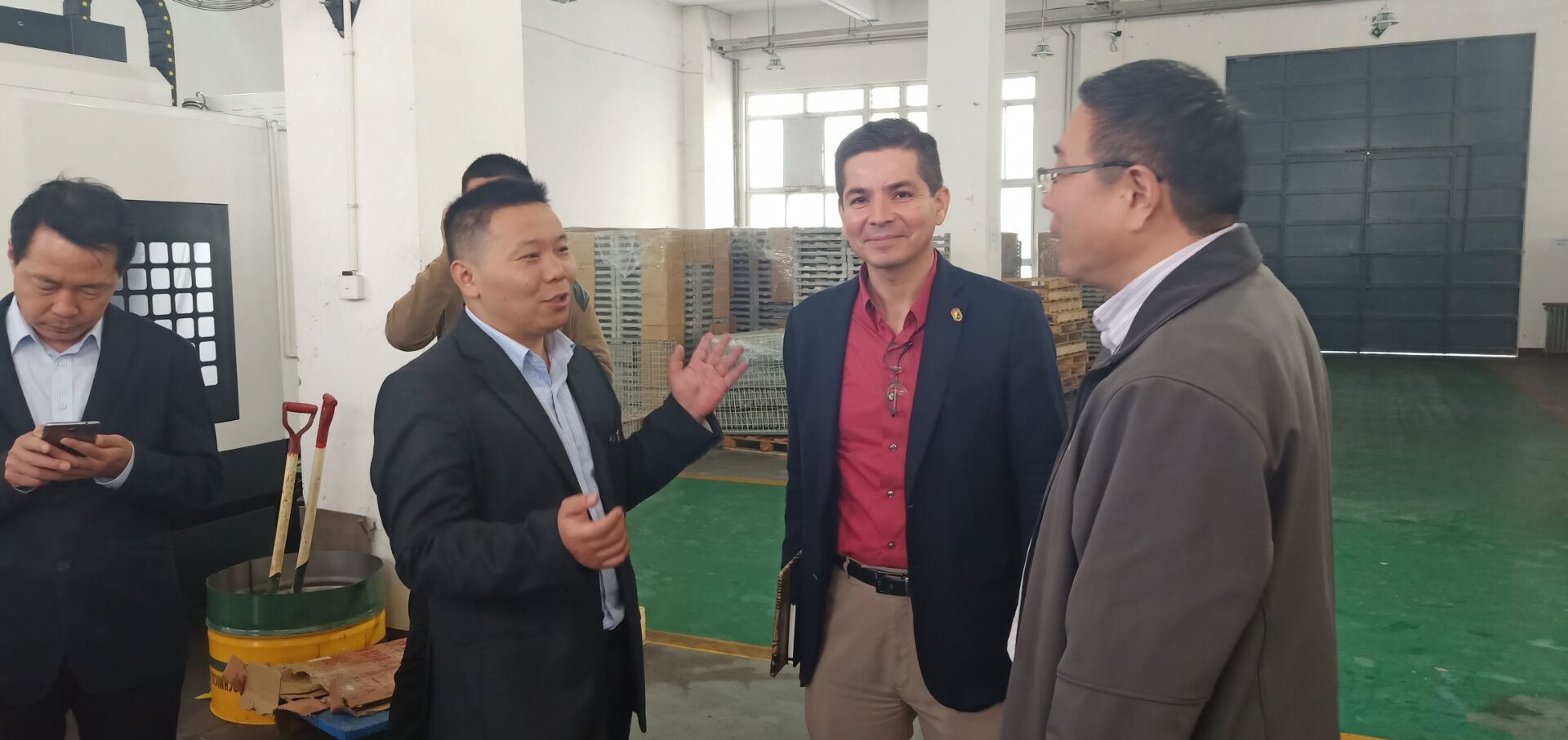 墨西哥工業(yè)發(fā)展部執(zhí)行部長阿奴爾夫·馬丁內(nèi)斯來我公司進(jìn)行考察