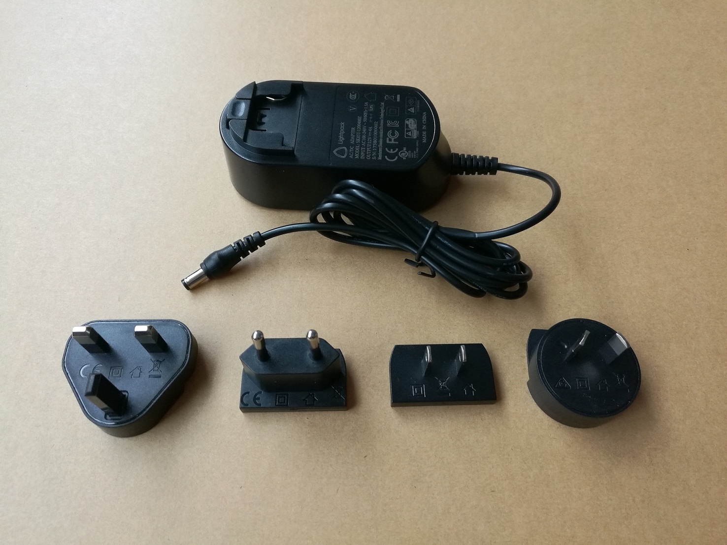 wall mounting multi-plug plastic case adapter