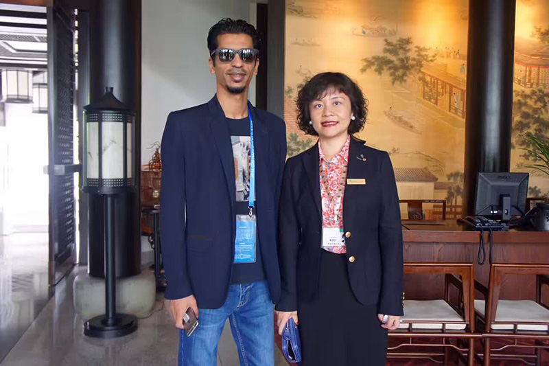 La persona de contacto de la oficina del príncipe saudí, Batu, con Wang Xiaoyun, gerente general del hotel Banyan Tree