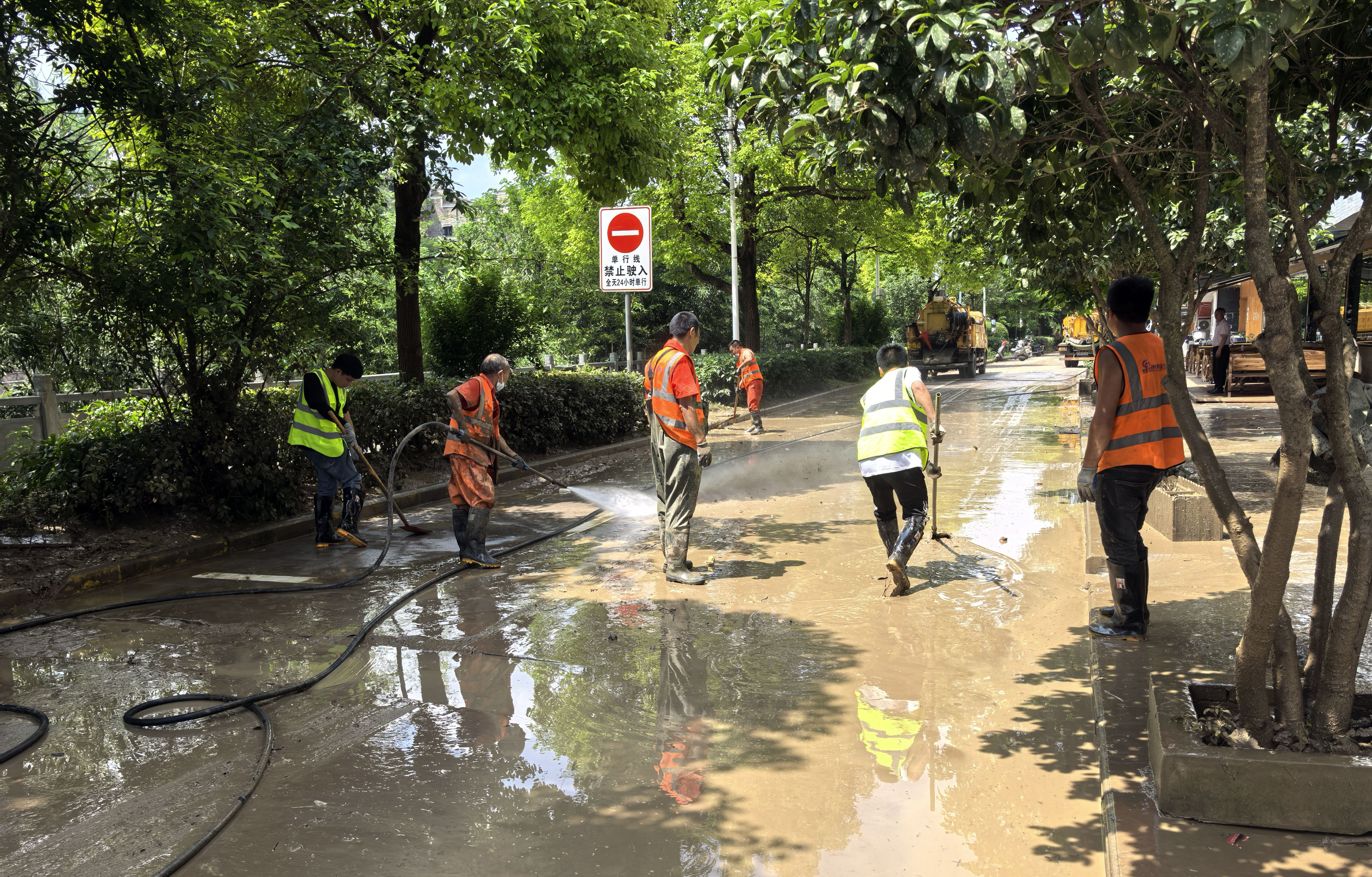 水建公司镇远项目部积极参与地方洪涝抢险救灾