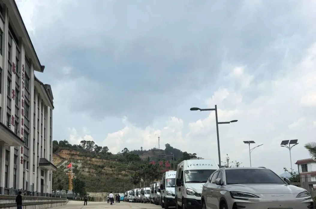 臨滄市科協(xié)黨組成員副主席楊崇東一行40餘人科普工作隊(duì)蒞臨陳昇紅參觀(guān)